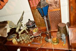 A QUANTITY OF METAL MISCELLANEOUS to include a brassed table lamp in the form of a lantern, brass