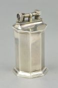 AN EARLY 20TH CENTURY ELKINGTON & CO SILVER TABLE LIGHTER, the octagonal cylinder with engine turned