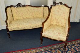 AN EDWARDIAN MAHOGANY TWO PIECE PARLOUR SUITE, the centre foliate back to scrolled arms on metal