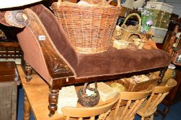 AN EDWARDIAN OAK FRAMED CHAISE LONGUE, approximate width 180cm