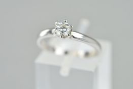 A MODERN SINGLE STONE DIAMOND RING, estimated modern round brilliant cut weight 0.30ct, colour