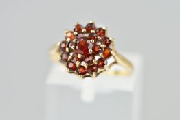 A MID TO LATE 20TH CENTURY GARNET CLUSTER RING, ring size M, hallmarked 9ct gold, Birmingham 1977,