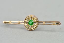 AN EDWARDIAN 9CT GOLD PASTE AND SPLIT PEARL BAR BROOCH, designed as a central circular green paste