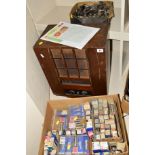 A MURPHY MODEL A3 VALVE RADIO, and two trays of numerous and various Vacuum tubes (valves),