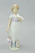 A BOXED LLADRO COLLECTORS SOCIETY FIGURE, 'Summer Stroll' No 7611,1991