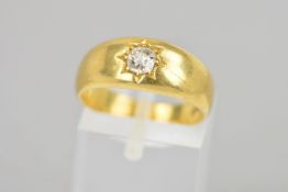 AN EARLY 20TH CENTURY 18CT GOLD DIAMOND RING, the old cut diamond star set to the tapered plain