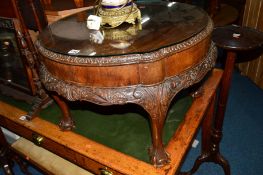 A 20TH CENTURY MAHOGANY CIRCULAR OCCASIONAL TABLE on ball and claw feet