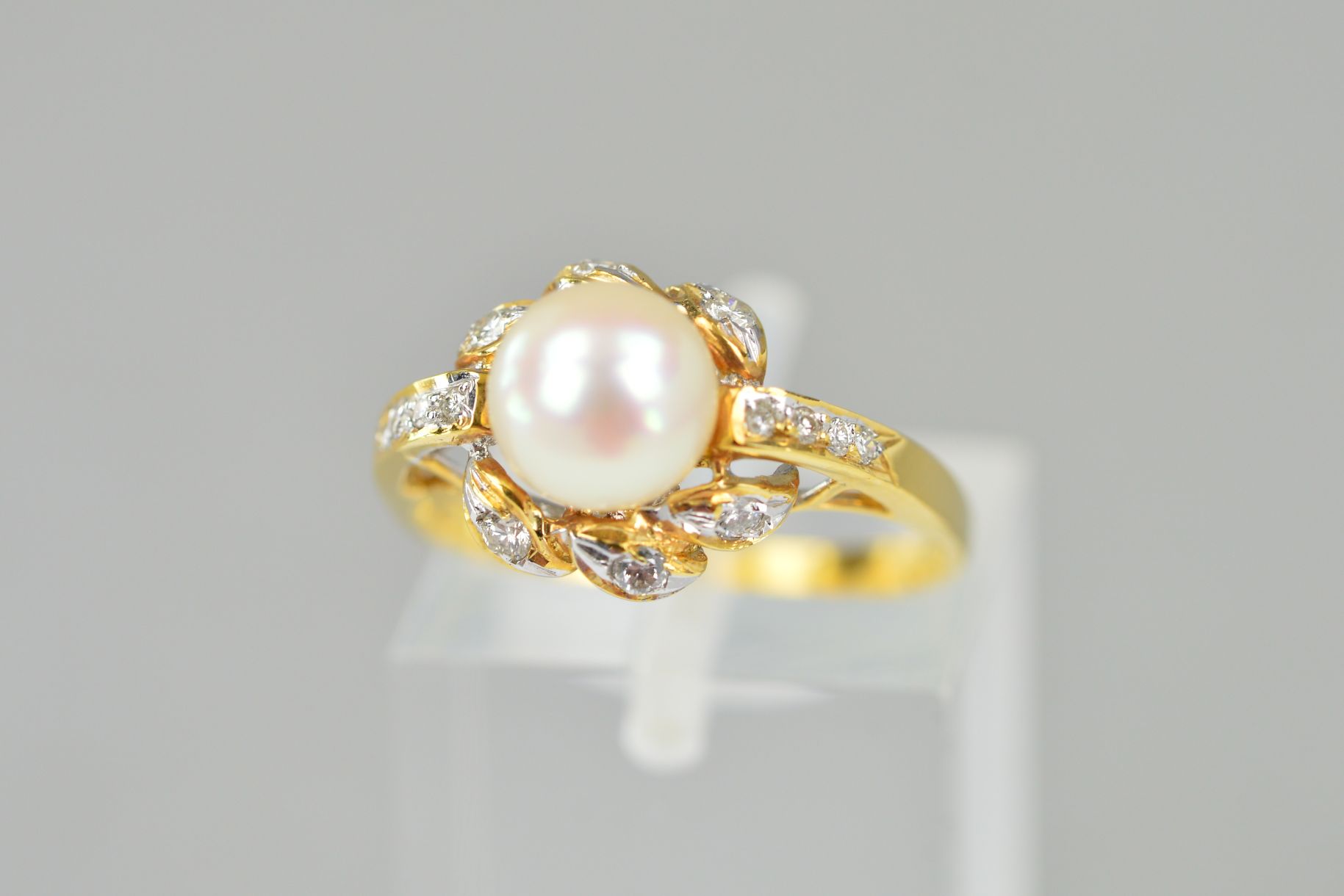 A MODERN 18CT GOLD DIAMOND AND CULTURED PEARL DRESS RING, estimated total modern round brilliant cut