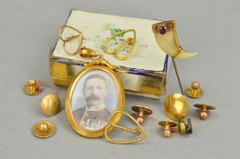 A SELECTION OF LATE 19TH TO EARLY 20TH CENTURY JEWELLERY to include six 9ct gold dress studs, weight