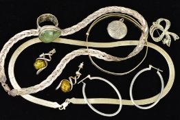 A SELECTION OF SILVER AND WHITE METAL JEWELLERY to include a bangle, a bow brooch, a circular