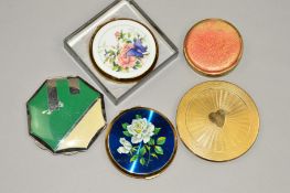 FIVE VINTAGE COMPACTS to include two floral Stratton compacts, one with maker's pouch and box, a