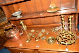 A QUANTITY OF BRASS AND COPPER to include kettle, brass trivet, horse brasses etc (OVER 15)