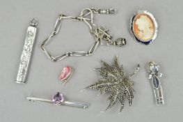 SEVEN ITEMS OF SILVER AND WHITE METAL JEWELLERY to include a purple paste bar brooch, a marcasite