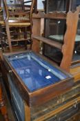 AN EDWARDIAN OAK TABLE TOP JEWELLERY DISPLAY CASE with a hinged top, approximate width 153cm x depth