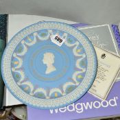 A BOXED LIMITED EDITION WEDGWOOD 'SILVER JUBILEE 1952-1977' PLATE, in pale blue and white japser
