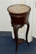 AN EDWARDIAN MAHOGANY CIRCULAR MARBLE TOPPED TORCHERE STAND on triple shaped legs united by a