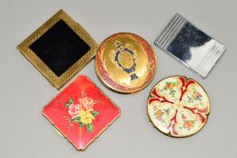 FIVE VINTAGE COMPACTS to include three Stratton compacts, two with enamelled floral decoration,