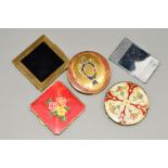 FIVE VINTAGE COMPACTS to include three Stratton compacts, two with enamelled floral decoration,