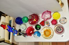 VARIOUS GLASSWARES, to include ruby glass dishes, Millefiori paperweight, glass clown, a Adam