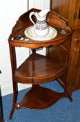 A GEORGIAN MAHOGANY CORNER WASHSTAND with a single drawer and undershelves, ceramic jug and bowl (