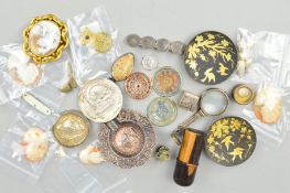 A SELECTION OF JEWELLERY, CHINA PILL BOXES AND MISCELLANEOUS to include a cameo brooch with