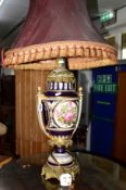 A 20TH CENTURY BRASS AND PORCELAIN TABLE LAMP with shade (sd)
