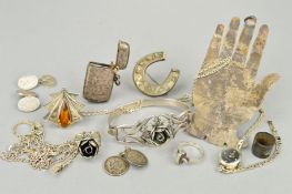 A SELECTION OF SILVER AND WHITE METAL JEWELLERY to include a late Victorian horseshoe brooch, a