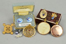 A SMALL SELECTION OF JEWELLERY to include two early 20th Century circular photograph lockets, a late
