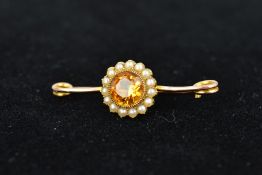 AN EARLY 20TH CENTURY CITRINE AND SEED PEARL BAR BROOCH, safety pin style fastening, measuring
