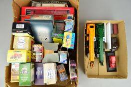 A QUANTITY OF ASSORTED BOXED AND UNBOXED DIECAST AND PLASTIC TRUCK AND BUS MODELS, to include