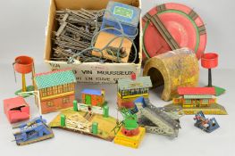 A QUANTITY OF BOXED AND UNBOXED HORNBY O GAUGE ACCESSORIES AND TRACK, to include boxed and unboxed