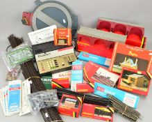 A QUANTITY OF BOXED AND UNBOXED HORNBY RAILWAYS AND PECO OO GAUGE LINESIDE ACCESSORIES, TRACK AND