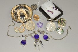 A SELECTION OF MAINLY JEWELLERY to include two George VI medals, two Mexican Alpaca brooches, a dyed