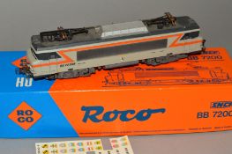 A BOXED ROCO HO GAUGE SNCF CLASS BB7200 ELECTRIC LOCOMOTIVE, No.BB22286, S.N.C.F grey and orange