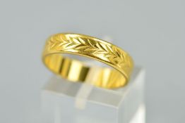 A 22CT GOLD BAND RING engraved to the centre band with a herringbone detail, hallmarked London 1967,