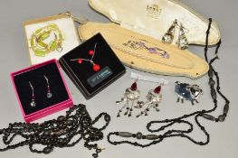 A SELECTION OF JEWELLERY to include a glass bead bracelet and matching earrings, a pair of Mexican
