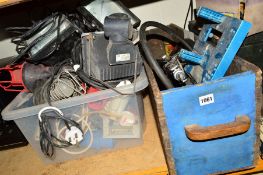 A WOODEN TOOL BOX AND TWO PLASTIC BOXES CONTAINING CAR JACKS, bench grinder, bench clamp etc