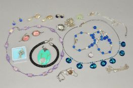A SELECTION OF JEWELLERY to include a Thomas Sabo plaited leather cord bracelet, a pair of lapis
