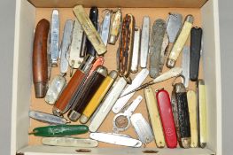 A COLLECTION OF APPROXIMATELY THIRTY THREE POCKET KNIVES