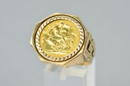 A GENTLEMAN'S 9CT GOLD SOVEREIGN RING, centrally set with a half sovereign dated 1900, to the