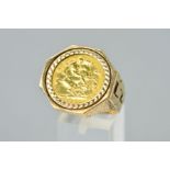 A GENTLEMAN'S 9CT GOLD SOVEREIGN RING, centrally set with a half sovereign dated 1900, to the