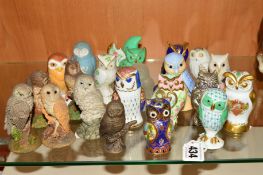 A SET OF SIXTEEN FRANKLIN MINT OWLS (one with chipped ear), together with five Royal Doulton Owls (