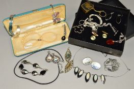 A SELECTION OF JEWELLERY to include an onyx and shell panel necklace with matching bracelet and