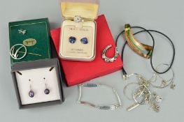 A SELECTION OF SILVER AND WHITE METAL JEWELLERY to include a late Victorian horseshoe shape