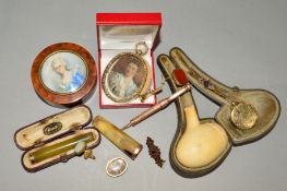 A SELECTION OF MAINLY LATE 19TH TO EARLY 20TH CENTURY JEWELLERY AND NOVELTIES to include a horn