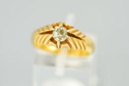 A MID VICTORIAN 18CT GOLD SINGLE STONE DIAMOND RING, designed as an old cut diamond claw set to