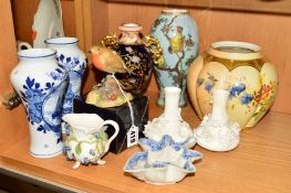 A GROUP OF CERAMICS, to include boxed Royal Crown Derby Robin (tail loose in box), a Royal Worcester