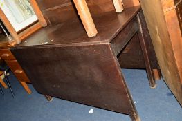 A GEORGIAN MAHOGANY GATE LEG TABLE