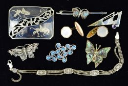 EIGHT ITEMS OF JEWELLERY to include a rectangular Siam brooch, a Mexican abalone shell butterfly