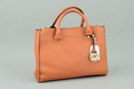 A MICHAEL KORS HANDBAG